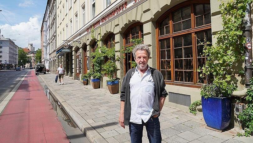 Der Wirt des Herzkasperlzelts, Beppi Bachmaier, vor seinem Fraunhofer-Wirtshaus. Der Wirt des Herzkasperlzelts, Beppi Bachmaier, vor seinem Fraunhofer-Wirtshaus.