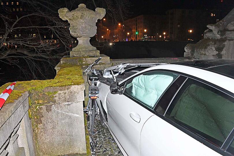 Die Fahrt des Rasers im BMW 850i M endete am massiven steinernen Geländer im Auslauf der Luitpoldbrücke.