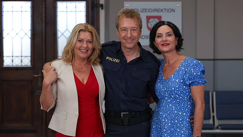 Max Müller am Set der "Rosenheim-Cops" mit Karin Thaler (l.) und Marisa Burger (r.). Max Müller am Set der "Rosenheim-Cops" mit Karin Thaler (l.) und Marisa Burger (r.).