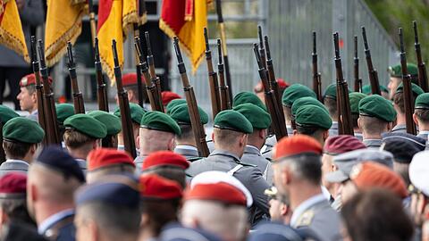 Kann die Vergrößerung der Bundeswehr auf bis zu 240.000 Soldaten auf Basis der Freiwilligkeit erreicht werden? (Archivbild)