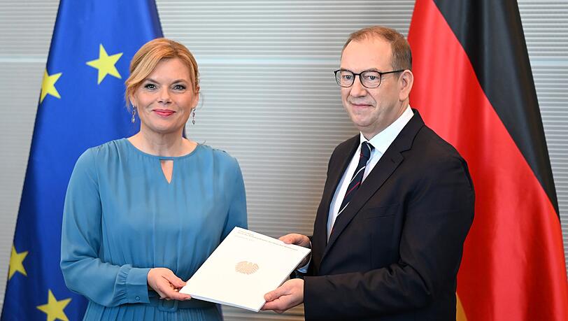 Der Wehrbeauftragte &uuml;bergibt den Jahresbericht 2025.