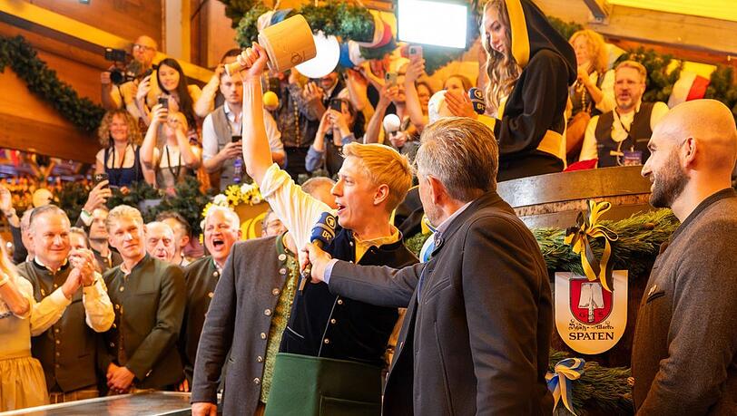 Hat nach eigenen Angaben für diesen Moment geübt: Münchens OB, Dominik Krause, beim Wiesn-Anstich. Hat nach eigenen Angaben für diesen Moment geübt: Münchens OB, Dominik Krause, beim Wiesn-Anstich.
