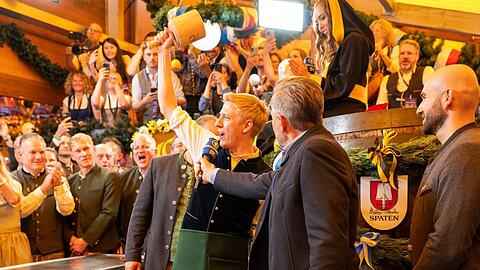Hat nach eigenen Angaben f&uuml;r diesen Moment ge&uuml;bt: M&uuml;nchens OB, Dominik Krause, beim Wiesn-Anstich.