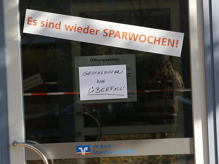 Diese Bank in Waldtrudering wurde überfallen - die Täter sind auf der Flucht.