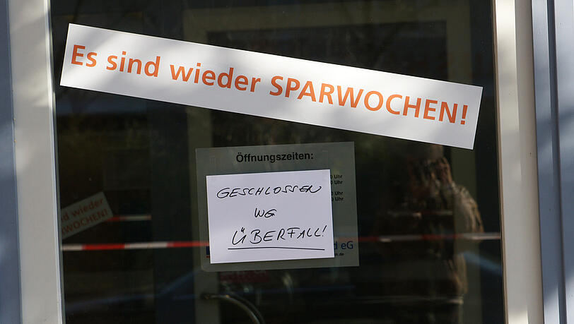 Diese Bank in Waldtrudering wurde überfallen - die Täter sind auf der Flucht. Diese Bank in Waldtrudering wurde überfallen - die Täter sind auf der Flucht.