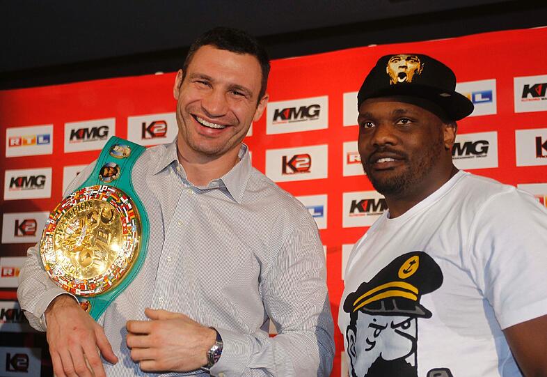 Noch posieren sie freundschaftlich. Aber am 18. Februar 2012 fordert Dereck Chisora (r.) Vitali Klitschko im Schwergewicht heraus.