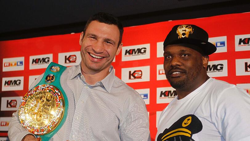 Noch posieren sie freundschaftlich. Aber am 18. Februar 2012 fordert Dereck Chisora (r.) Vitali Klitschko im Schwergewicht heraus. Noch posieren sie freundschaftlich. Aber am 18. Februar 2012 fordert Dereck Chisora (r.) Vitali Klitschko im Schwergewicht heraus.