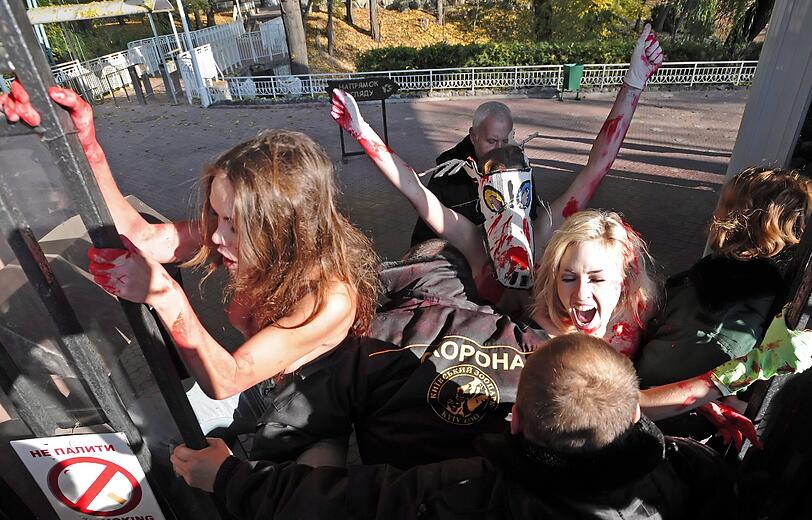 Sie sind wieder unterwegs: Die ukrainische Protestgruppe "Femen", bekannt für ihre "offenherzigen" Protestaktionen, hat wieder viel nackte Haut gezeigt - diesmal im Zoo. Mit ihrem barbusigen Protest im Zoo von Kiew wollten die Aktivistinnen am Donnerstag auf die unsachgemäße Haltung von Tieren in Käfigen aufmerksam machen - die Bilder.