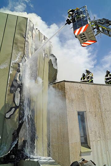 60 Feuerwehrleute sind am Dienstagnachmittag im Einsatz um den brennenden Dachstuhl eines sechsgeschossigen Bürogebäudes zu löschen. Verletzt wird niemand.