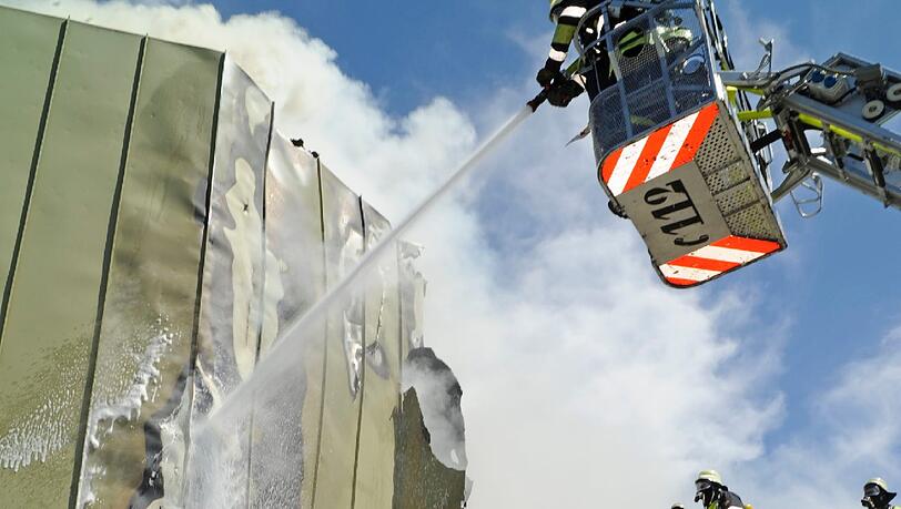 60 Feuerwehrleute sind am Dienstagnachmittag im Einsatz um den brennenden Dachstuhl eines sechsgeschossigen Bürogebäudes zu löschen. Verletzt wird niemand. 60 Feuerwehrleute sind am Dienstagnachmittag im Einsatz um den brennenden Dachstuhl eines sechsgeschossigen Bürogebäudes zu löschen. Verletzt wird niemand.