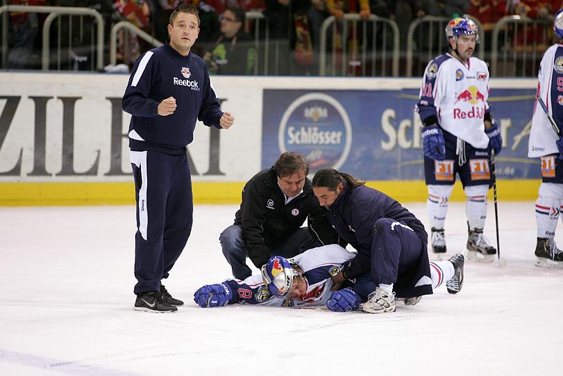 EHC-Verteidiger Viktor Ekbom liegt verletzt auf dem Eis.