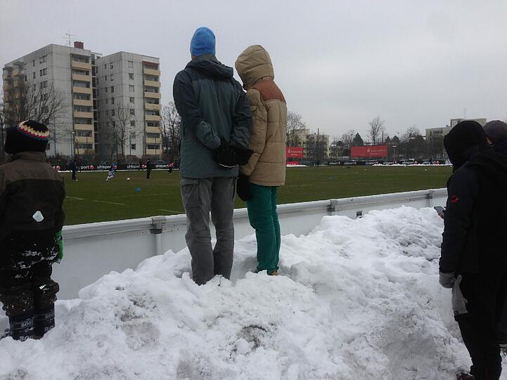 Viele Löwen-Fans freuen sich auf die Rückrunde und lassen sich vom Wetter nicht abschrecken.