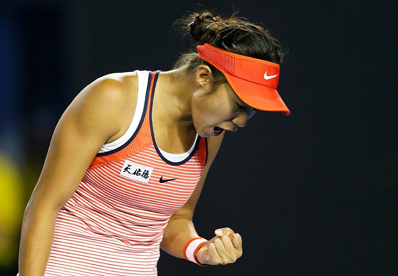 So nah liegen Freud' und Leid im Sport beieinander: die Chinesin Shuai Zhang profitierte im Achtelfinale der Australian Open von der Oberschenkelverletzung ihrer Gegnerin Madison Keys (USA). Die Bilder vom Drama.