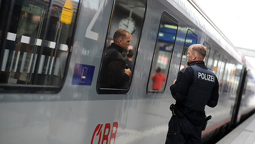 Wegen eines verdächtigen Gegenstand auf den Gleisen wurde der Bahnhof in Rosenheim mehrere Stunden lang gesperrt. (Archivbild)