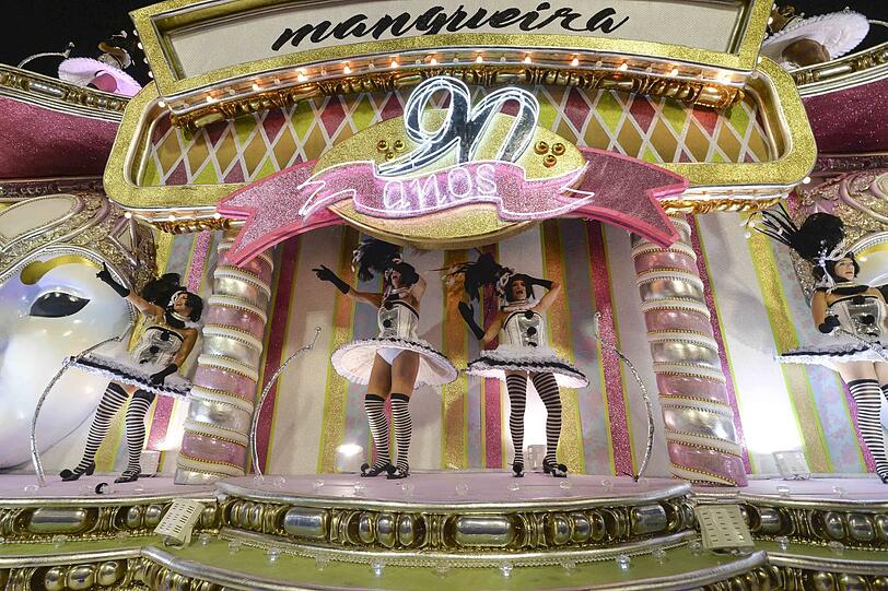 Athletische Tänzer, heiße Rhythmen und kunstvolle Kostüme - die Bilder vom Karneval aus dem Sambadrom in Rio de Janeiro.