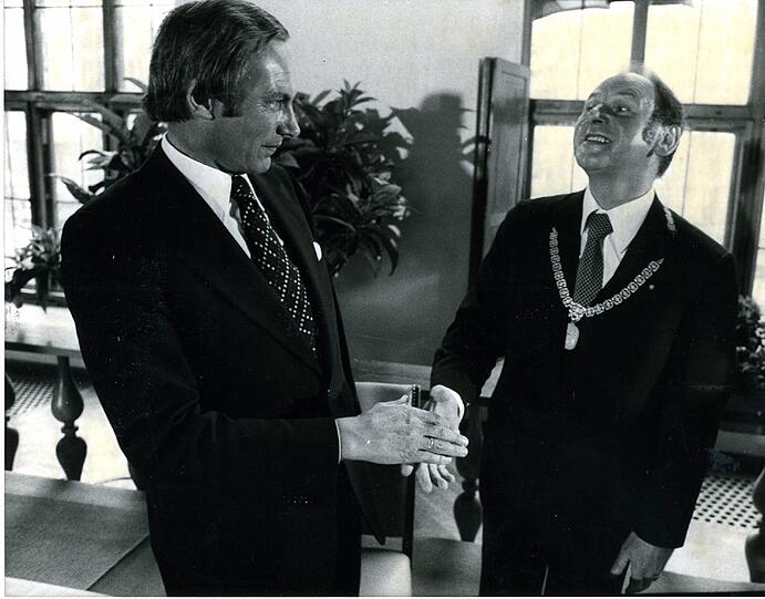 Vorgänger und Nachfolger: Georg Kronawitter muss 1978 für sechs Jahre die Amtskette an CSU-OB Erich Kiesl (r.) übergeben.