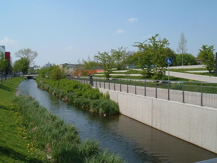 Und auch am Nymphenburg-Biedersteiner-Kanal. Hier eine Ansicht aus dem Petuelpark.