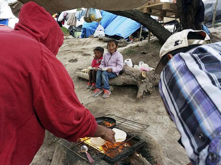 Oxfam fordert von der Bundesregierung, mehr in öffentliche Kinderbetreuung und soziale Absicherung in armen Ländern zu investieren.
