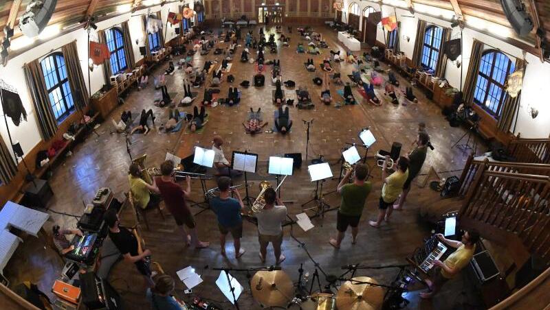 Blick aufs Konzert von LaBrassBanda mit Yoga "Yoga Symphony No. 1" im Historischen Festsaal im Hofbräuhaus.
