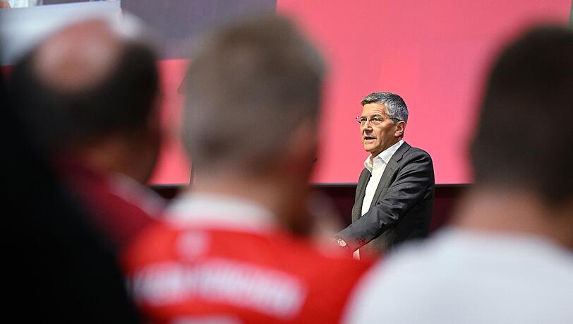 Herbert Hainer, der Präsident des FC Bayern, spricht bei der Jahreshauptversammlung auf der Bühne.