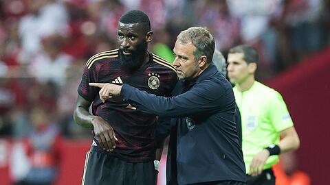Bundestrainer Hansi Flick gibt Antonio Rüdiger taktische Anweisungen.