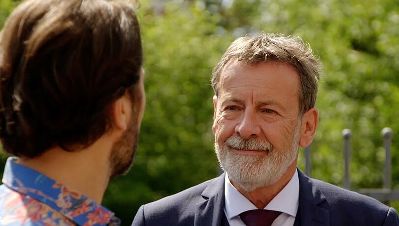 "Rote Rosen": Gunter (r.) will Merle als Freundin nicht verlieren und versichert Silvio (l.), ihm nicht länger im Weg zu stehen.