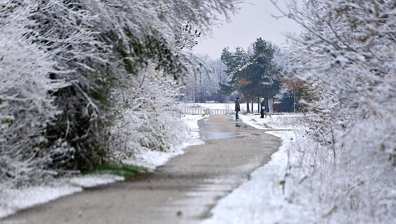 Schnee in Haar bei München: Spaziergänger im Riemer Park. Schnee in Haar bei München: Spaziergänger im Riemer Park.