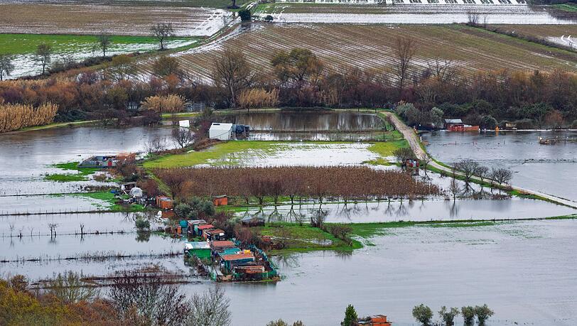 Nach einer ganzen Serie von Winterst&uuml;rmen stehen in Teilen Portugals und wie hier in der spanischen Extremadura weite Landstriche unter Wasser.