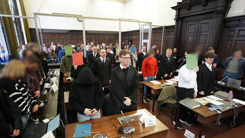 Acht Angeklagte m&uuml;ssen sich vor dem Staatsschutzsenat des Hanseatischen Oberlandesgerichts verantworten.