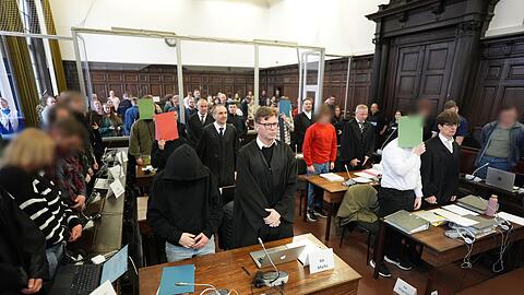 Acht Angeklagte m&uuml;ssen sich vor dem Staatsschutzsenat des Hanseatischen Oberlandesgerichts verantworten.