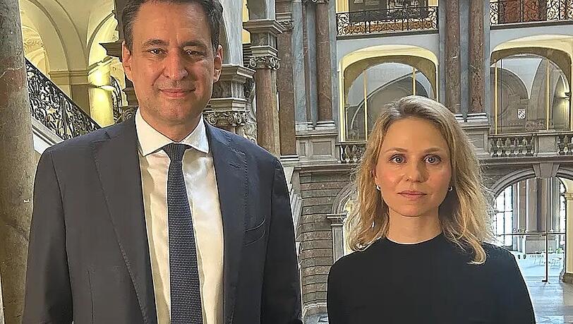 Minister Georg Eisenreich (CSU) und Schauspielerin Teresa Rizos im M&uuml;nchner Justizpalast