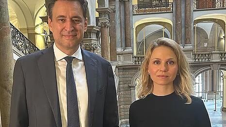 Minister Georg Eisenreich (CSU) und Schauspielerin Teresa Rizos im M&uuml;nchner Justizpalast