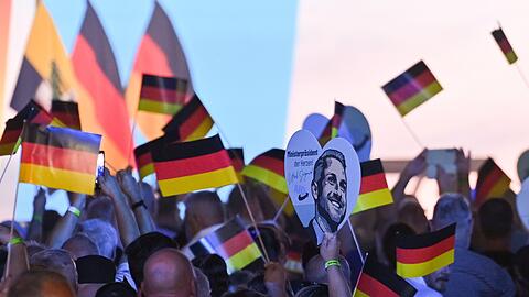 Mit einer Kundgebung in einer Messehalle in Magdeburg hat die AfD offiziell ihren Wahlkampf vor der Landtagswahl am 6. September gestartet.