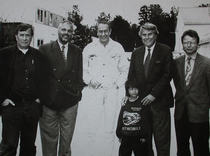 Setbesuch 1996 von FFF-Geschäftsführer Herbert Huber (2. v.r.) und Klaus Schaefer (r.) bei „Fräulein Smillas Gespür für Schnee“ in den Bavaria Studios - Darsteller Clipper Miano (vorne), Produzent Bernd Eichinger (Mitte) sowie Bavaria-Chef Thilo Kleine (2. v. l.) und FFF Förderreferent Eckhart Schmidt (l.). Setbesuch 1996 von FFF-Geschäftsführer Herbert Huber (2. v.r.) und Klaus Schaefer (r.) bei „Fräulein Smillas Gespür für Schnee“ in den Bavaria Studios - Darsteller Clipper Miano (vorne), Produzent Bernd Eichinger (Mitte) sowie Bavaria-Chef Thilo Kleine (2. v. l.) und FFF Förderreferent Eckhart Schmidt (l.).