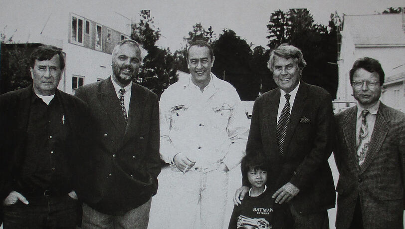Setbesuch 1996 von FFF-Geschäftsführer Herbert Huber (2. v.r.) und Klaus Schaefer (r.) bei „Fräulein Smillas Gespür für Schnee“ in den Bavaria Studios - Darsteller Clipper Miano (vorne), Produzent Bernd Eichinger (Mitte) sowie Bavaria-Chef Thilo Kleine (2. v. l.) und FFF Förderreferent Eckhart Schmidt (l.). Setbesuch 1996 von FFF-Geschäftsführer Herbert Huber (2. v.r.) und Klaus Schaefer (r.) bei „Fräulein Smillas Gespür für Schnee“ in den Bavaria Studios - Darsteller Clipper Miano (vorne), Produzent Bernd Eichinger (Mitte) sowie Bavaria-Chef Thilo Kleine (2. v. l.) und FFF Förderreferent Eckhart Schmidt (l.).