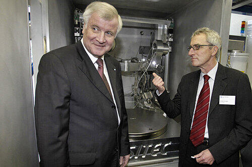 Hinschauen, Horst: Der Fürther Unternehmer Robert Singer präsentiert Ministerpräsident Seehofer ein Elektronenmikroskop.