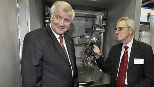 Hinschauen, Horst: Der Fürther Unternehmer Robert Singer präsentiert Ministerpräsident Seehofer ein Elektronenmikroskop. Hinschauen, Horst: Der Fürther Unternehmer Robert Singer präsentiert Ministerpräsident Seehofer ein Elektronenmikroskop.
