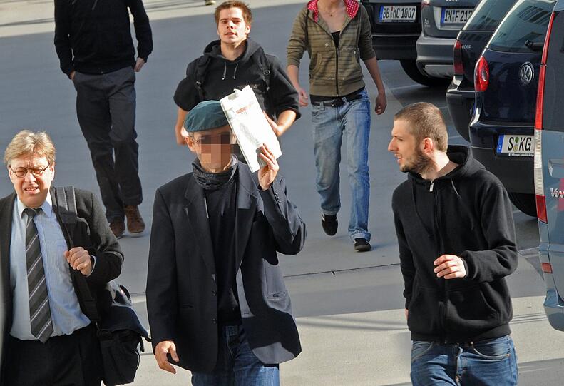 Christian Klar (M), das ehemalige Mitglied der terroristischen Vereinigung Rote Armee Fraktion (RAF) betritt als Zeuge im Prozess gegen die Angeklagte Verena Becker am Donnerstag das Landgericht in Stuttgart.