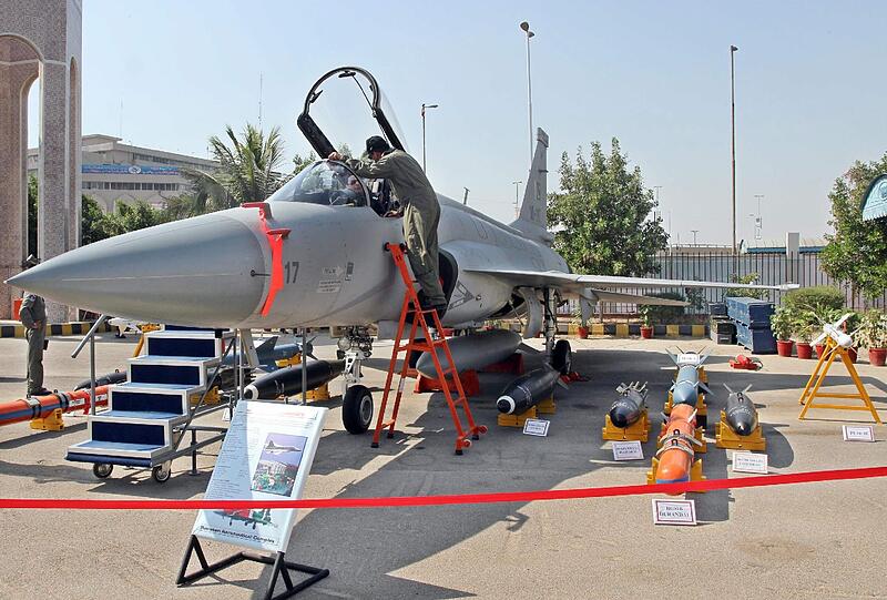 International Defense Exhibition and Seminar (IDEAS) 'Arms for Peace' heißt die skurrile Waffen-Messe.