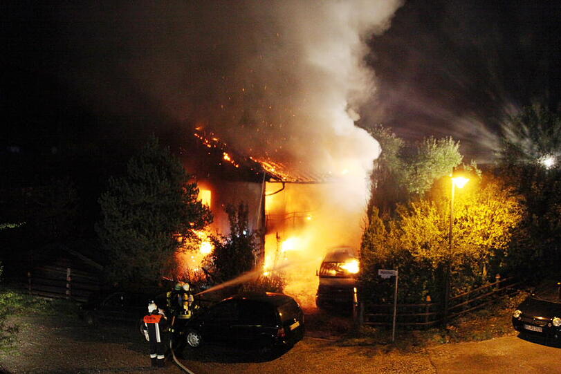 Wohnhaus und Pkw in Mühltal in Vollbrand. Bilder vom Großeinsatz der Feuerwehr.