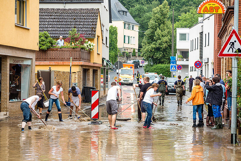 Bewohner sind beim Aufräumen in Wiesbaden. Das zweite Sommergewitter innerhalb von zwei Tagen trifft vor allem die Region der hessischen Landeshauptstadt.