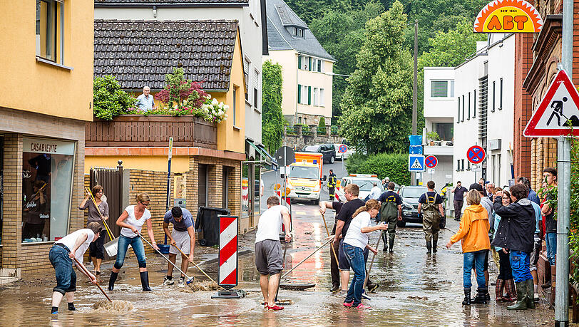 Bewohner sind beim Aufräumen in Wiesbaden. Das zweite Sommergewitter innerhalb von zwei Tagen trifft vor allem die Region der hessischen Landeshauptstadt. Bewohner sind beim Aufräumen in Wiesbaden. Das zweite Sommergewitter innerhalb von zwei Tagen trifft vor allem die Region der hessischen Landeshauptstadt.