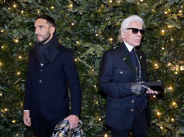 Ungewöhnlich folkloristisch im selbstentworfenen Trachtenjanker präsentierte sich Modezar Karl Lagerfeld am Montagabend bei einem Dinner in Salzburg. Hier mit seinem modelnden Bodyguard Sebastien Jondeau (l.)