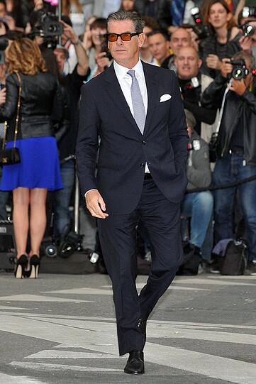 Die Pose sitzt, der Anzug auch: Ex-Bond Pierce Brosnan.