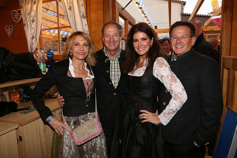 ... US Botschafter John B. Emerson mit seiner Ehefrau Kimberly Marteau Emerson und Kelly Fisher Katz mit Ehemann Martin Katz ...