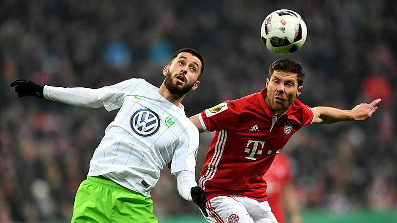 Xabi Alonso vom FC Bayern (rechts) im Duell mit Yunus Malli vom VfL Wolfsburg.
