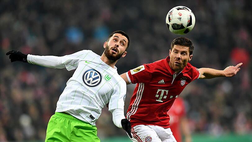 Xabi Alonso vom FC Bayern (rechts) im Duell mit Yunus Malli vom VfL Wolfsburg. Xabi Alonso vom FC Bayern (rechts) im Duell mit Yunus Malli vom VfL Wolfsburg.