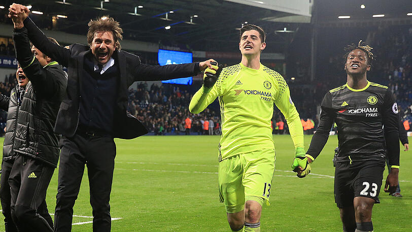 Der Moment des Triumphs: Chelsea-Coach Antonio Conte (links) feiert mit seine Spielern.