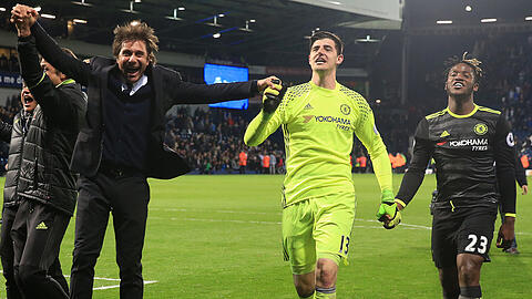 Der Moment des Triumphs: Chelsea-Coach Antonio Conte (links) feiert mit seine Spielern.