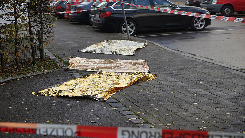 Folien decken das Blut am Tatort in der Gallmayerstraße ab.